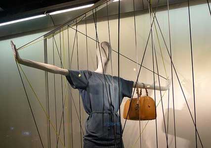 foundiid window display mannequin